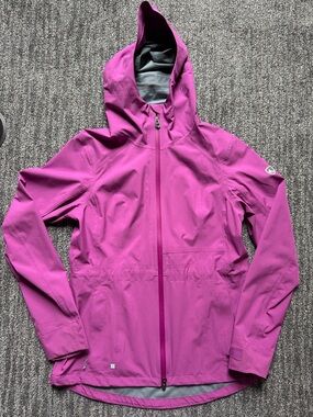 Kuhl Women's Stretch Voyagr Hooded Lightweight Rain Jacket in Wild Orchid Sz M